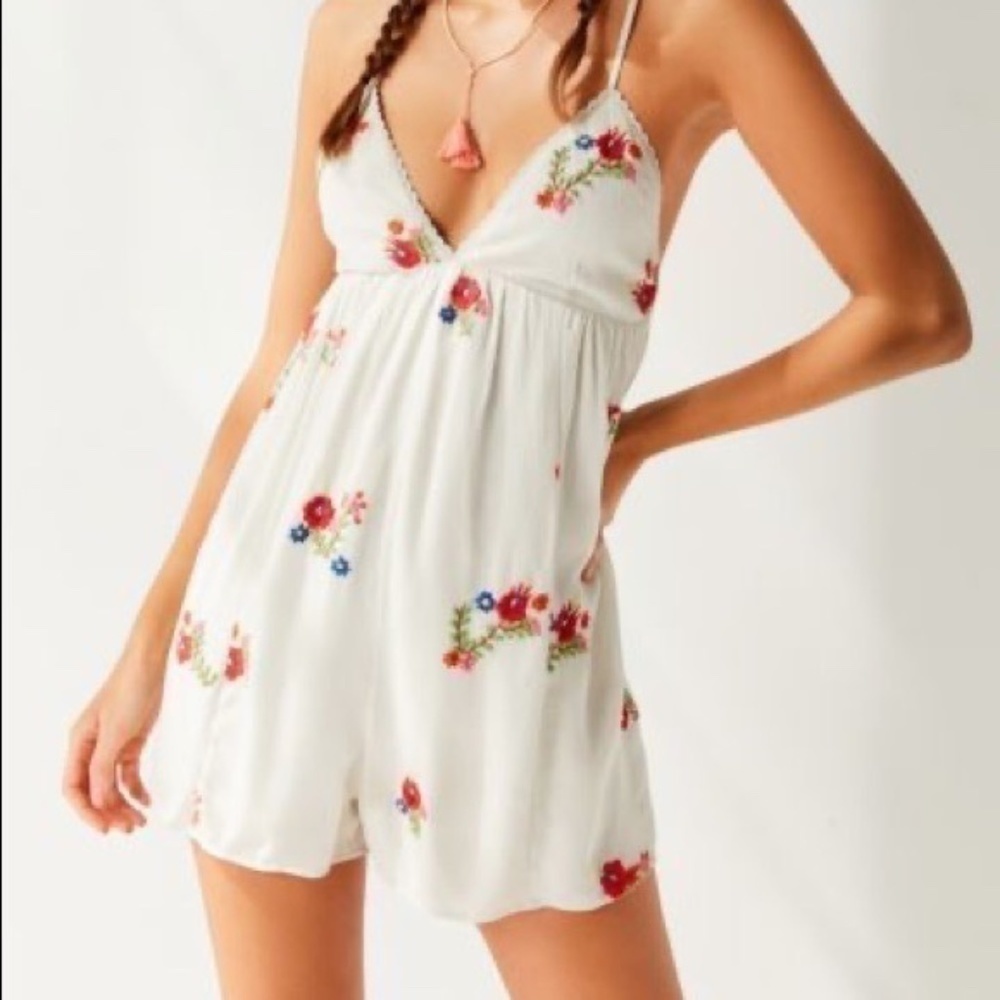 Urban Outfitters Jemma Bella Ivory Embroidered Romper Fully Lined Lace Trim Sz S